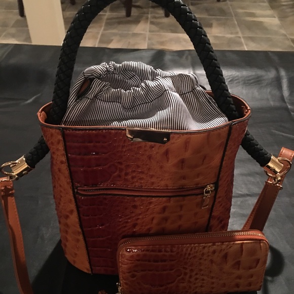 Chic Brown Croc style with wallet crossbody NWOT!! - Picture 3 of 4